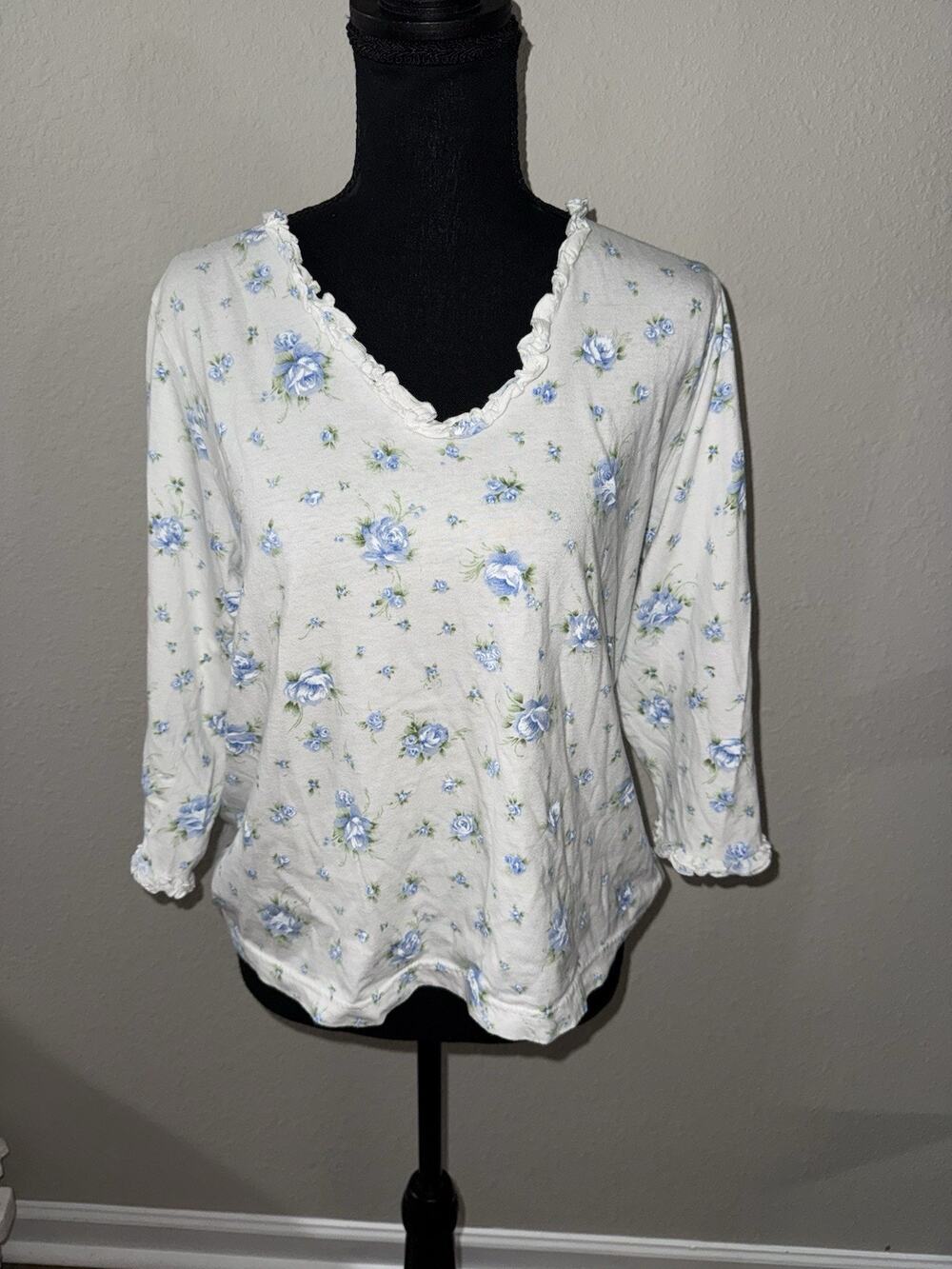Carole Hochman Pajama Top Size M Blue Floral Roses Ruffle Neck V-Neck Sleepwear